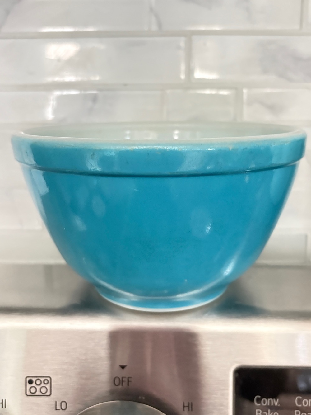 Pyrex mixing bowl. Vintage. Blue. Small.